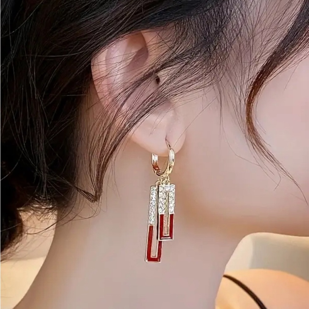 🌻5/$25🌻 Elegant Gold and Red Dangle Earrings